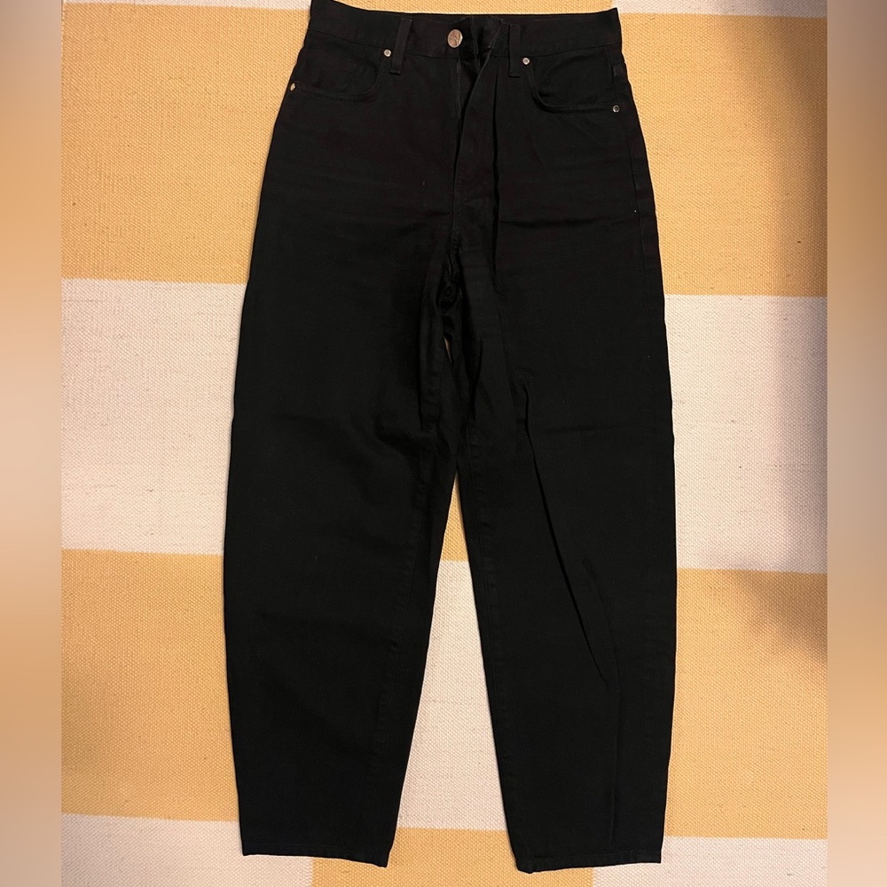 GOLDSIGN The Curved Jean in Black